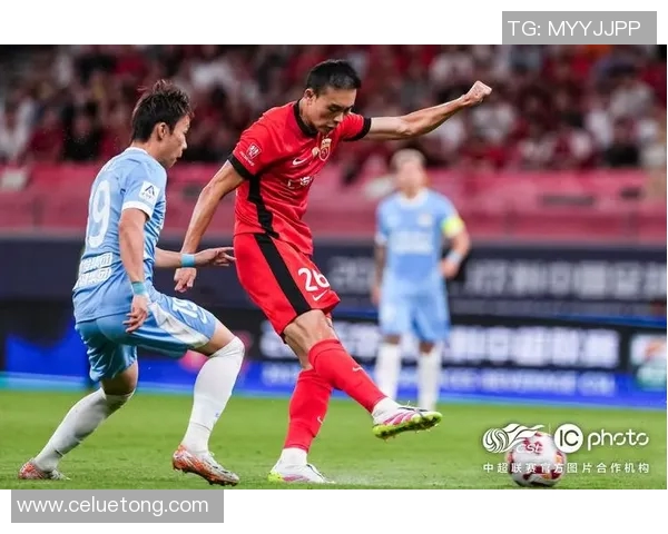 谢鹏飞精彩任意球攻门助力球队逆转胜利展现超强个人能力